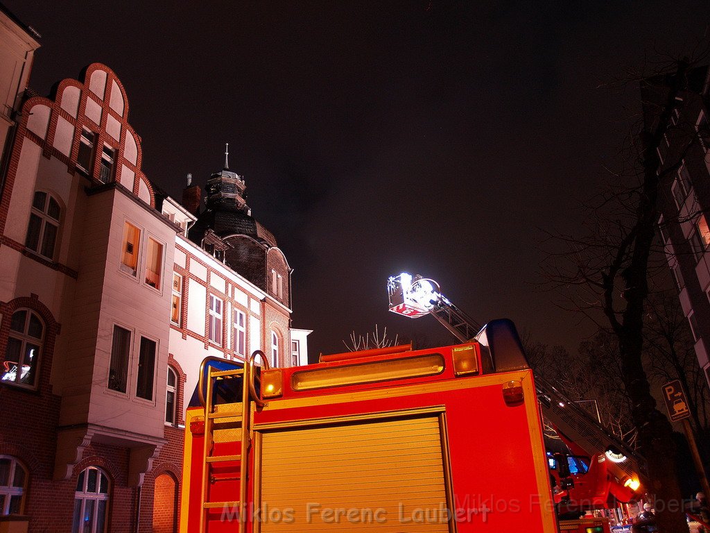 Feuer 3 Dachstuhlbrand Koeln Muelheim Gluecksburgstr P218.JPG